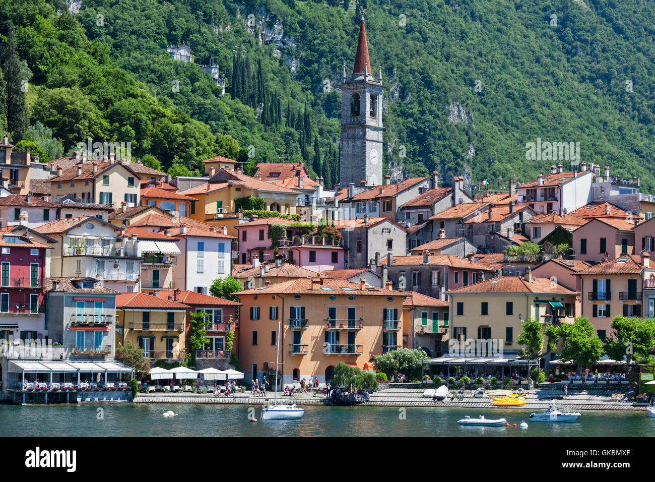 Varenna villaggio ed un porto sul Lago di Como, Lombardia, Italia. Foto Stock
