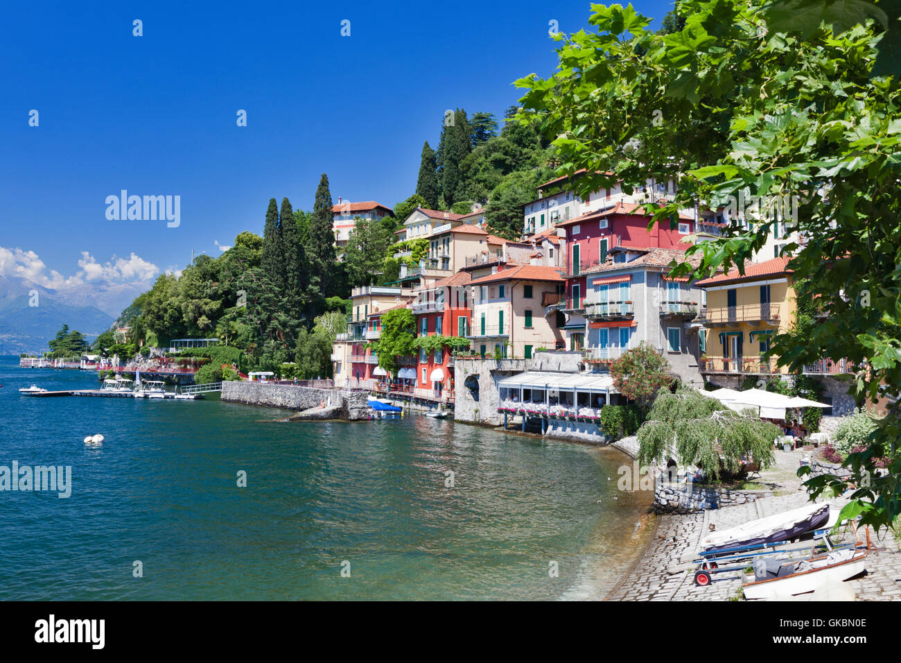 Varenna villaggio ed un porto sul Lago di Como, Lombardia, Italia. Foto Stock