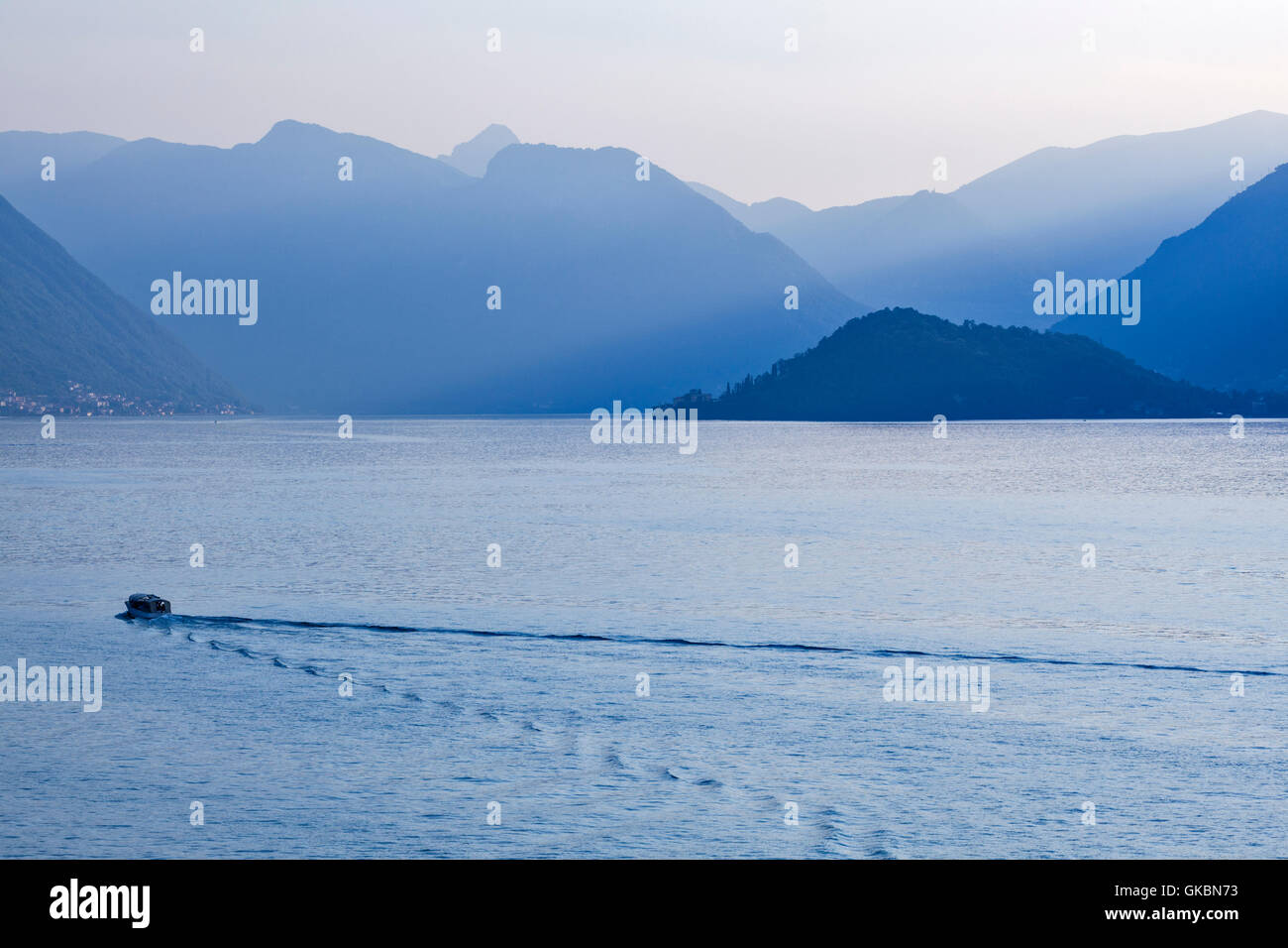 Raffreddare e atmosferica di luce della sera vista sul lago di Como, Lombardia, Italia. Foto Stock