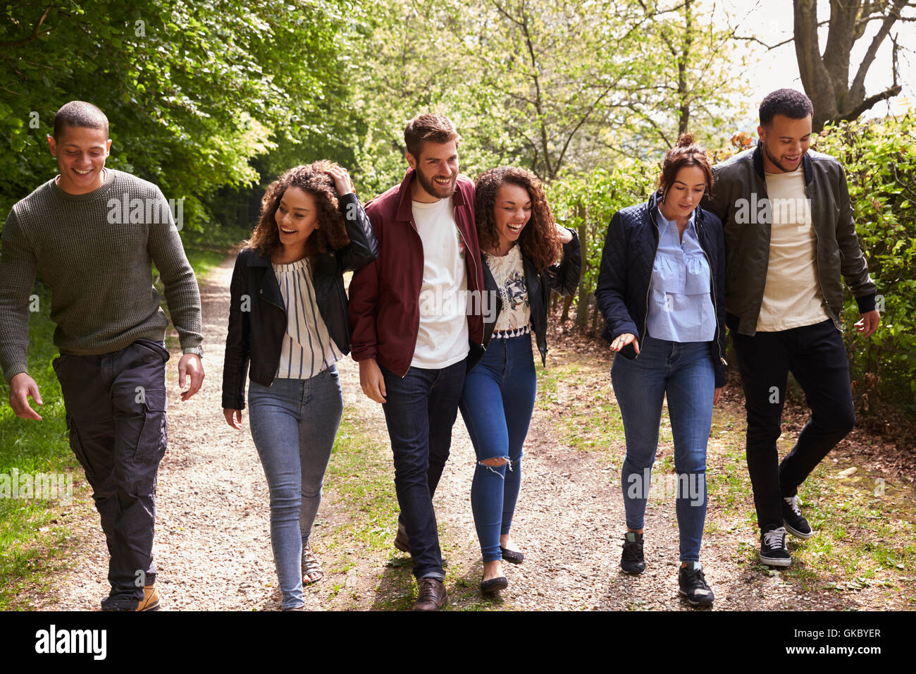 Sei giovani amici adulti camminare insieme in un vicolo del paese Foto Stock