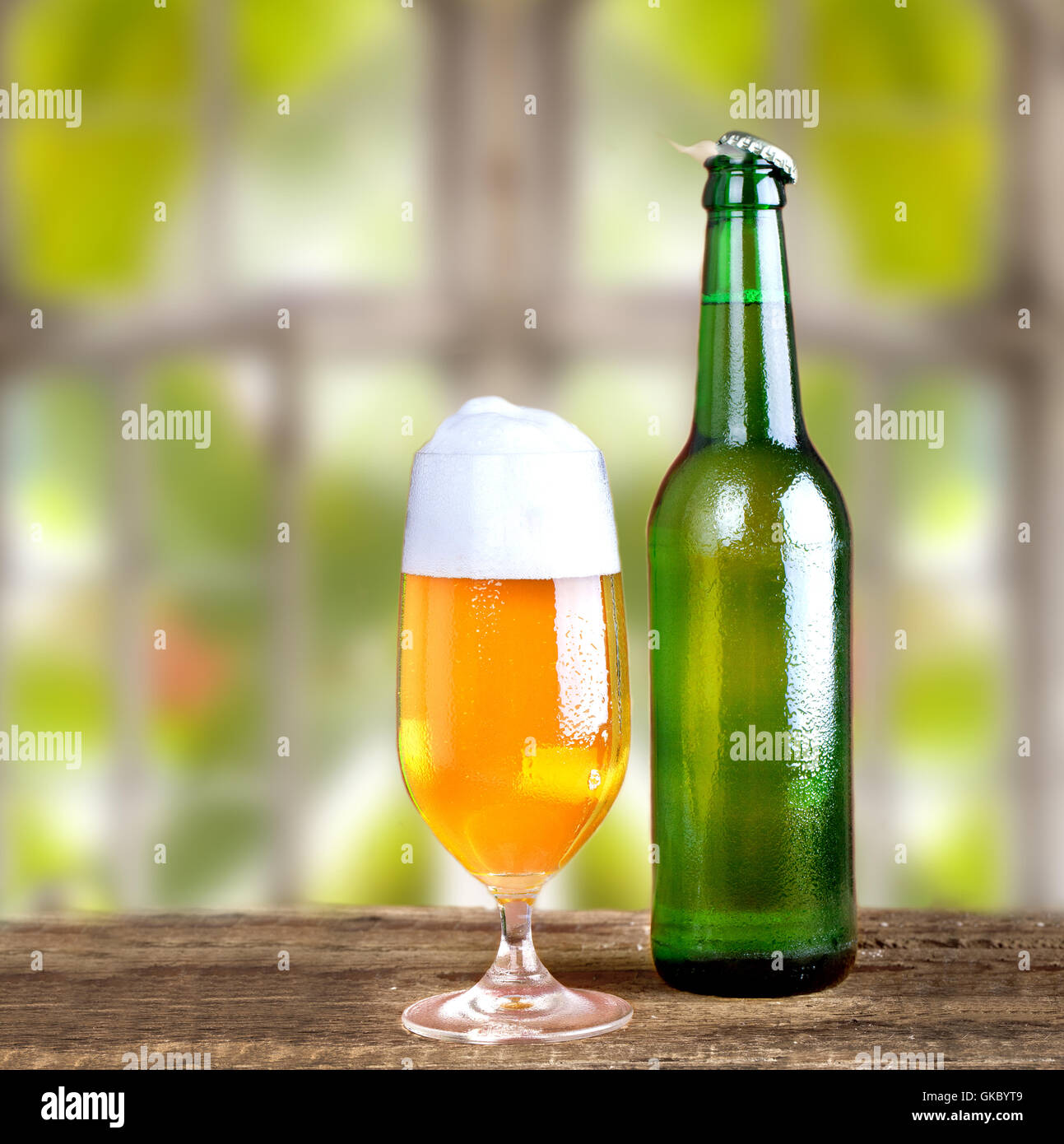 Birra fresca con lo sfondo della finestra Foto Stock