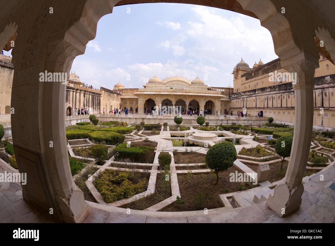 I giardini e la Sala degli Specchi, Fort Ambra Palace Jaipur, Rajasthan, India, Asia Foto Stock