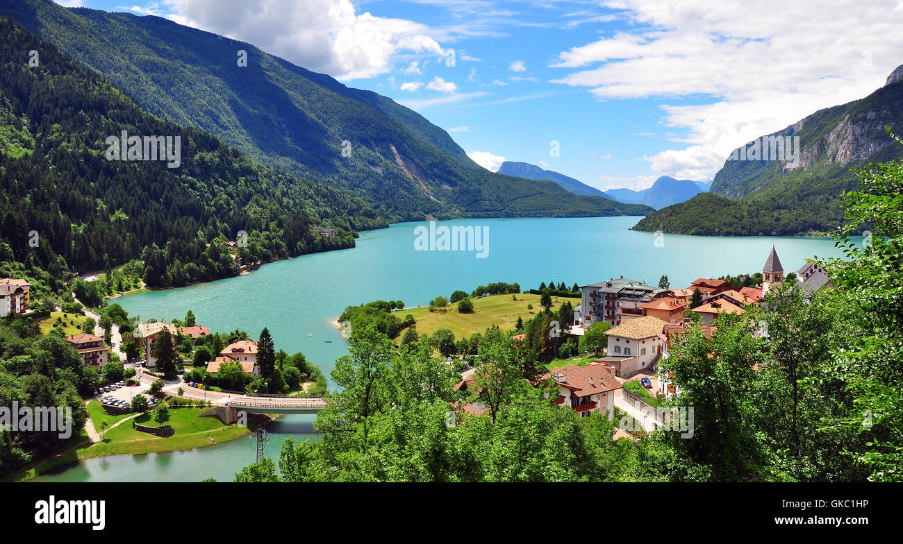 Vista incredibile di Molveno lago blu in Trentino Alto Adidge provincia, Italia settentrionale Foto Stock