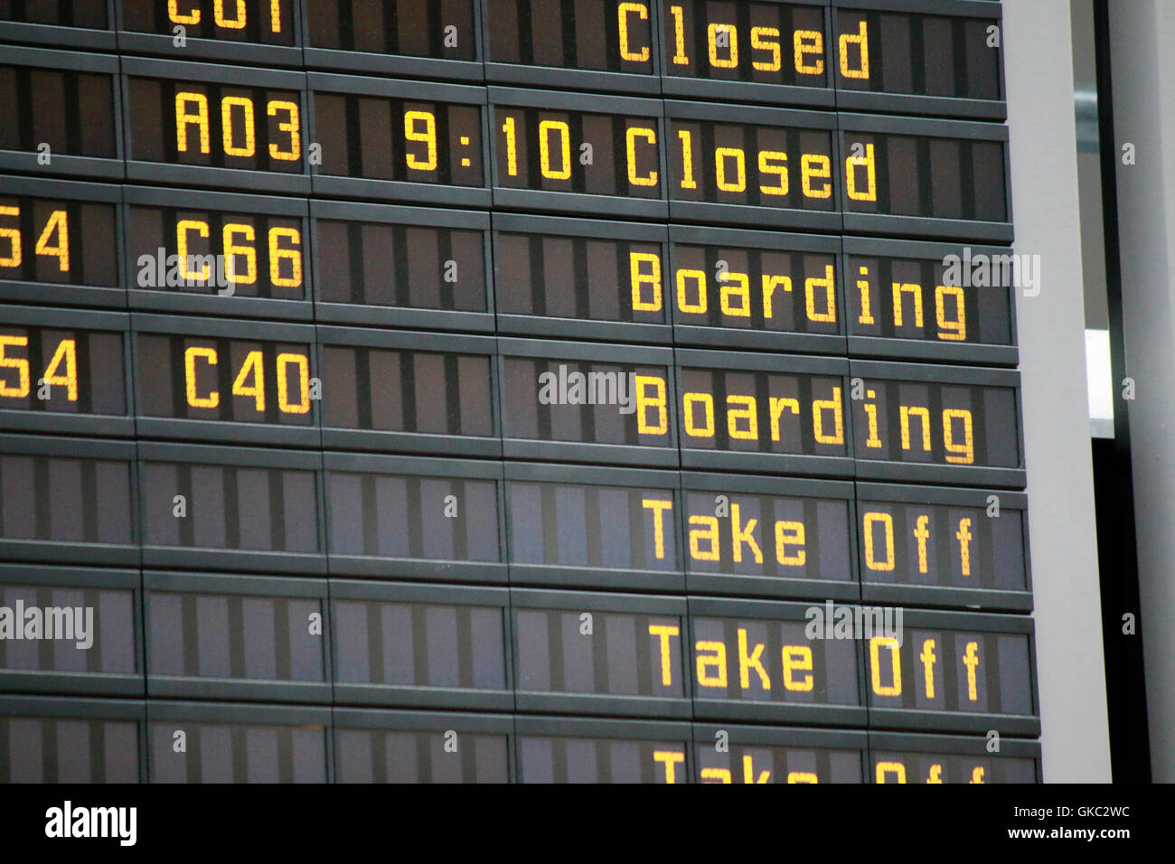 Anzeigetafel am Flughafen. Foto Stock