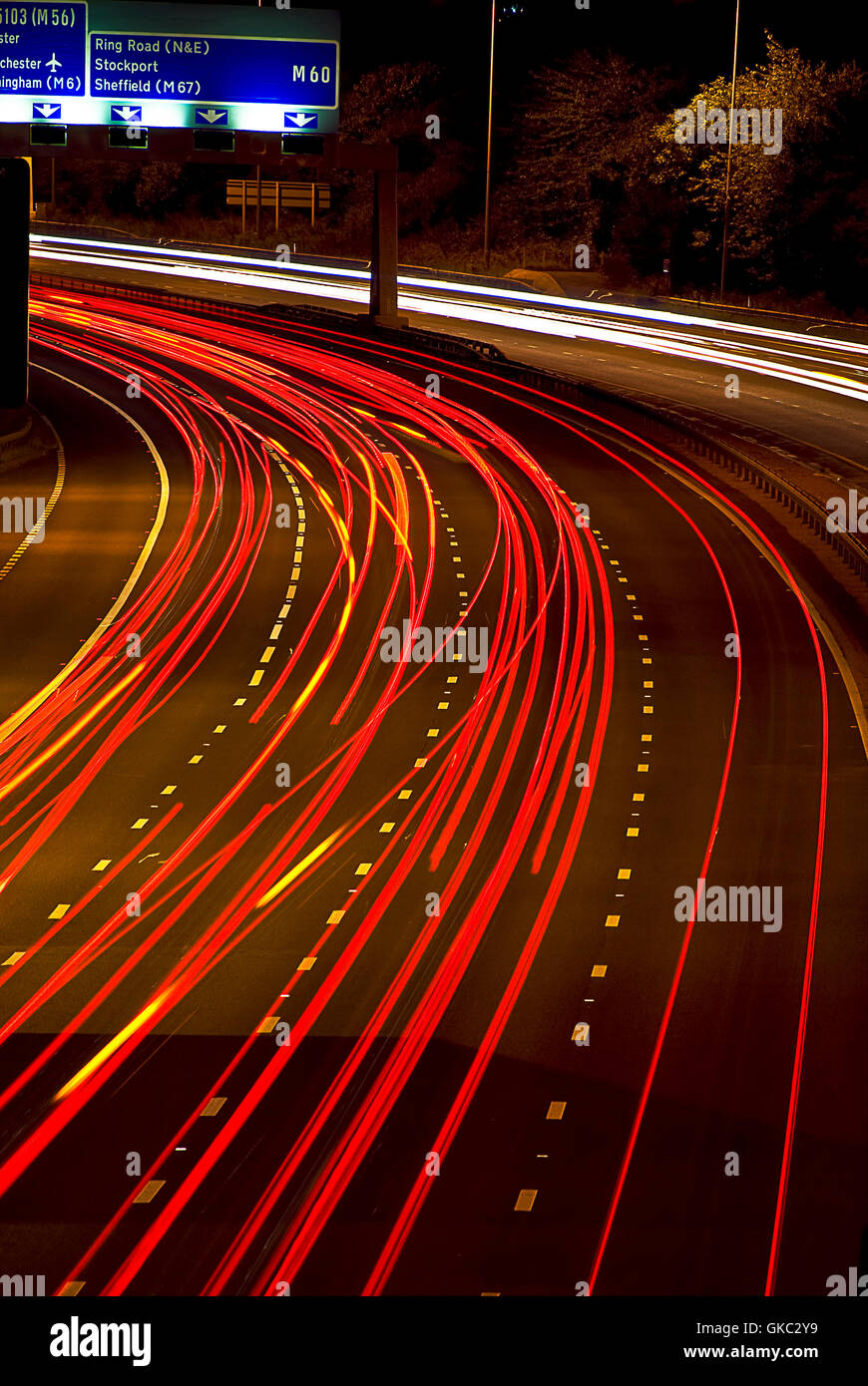 Tempo di notte autostrada veicolo sentieri di luce Foto Stock