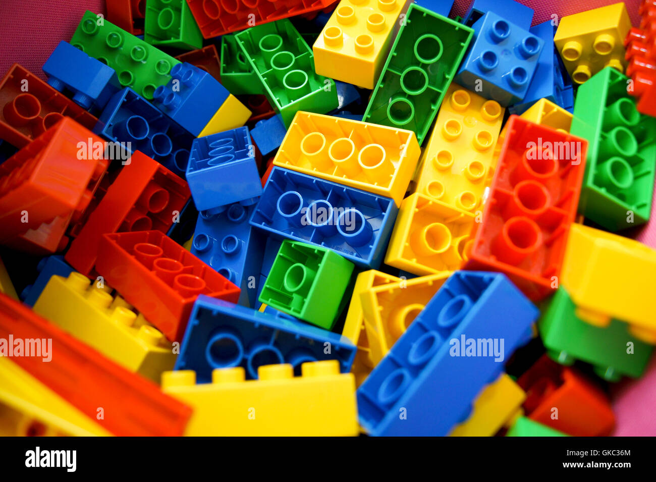 La riproduzione con blocchi giocattolo Foto Stock