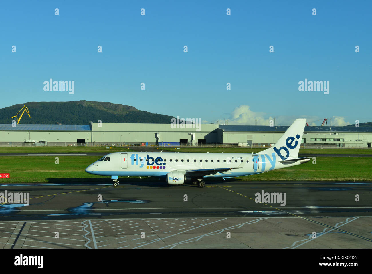 Aereo Flyby sulla pista all'aeroporto di Belfast Foto Stock