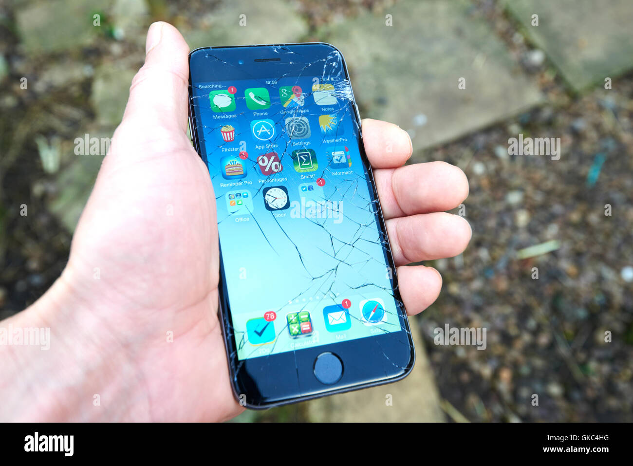 IPhone 6 Plus con uno schermo rotto Foto stock - Alamy