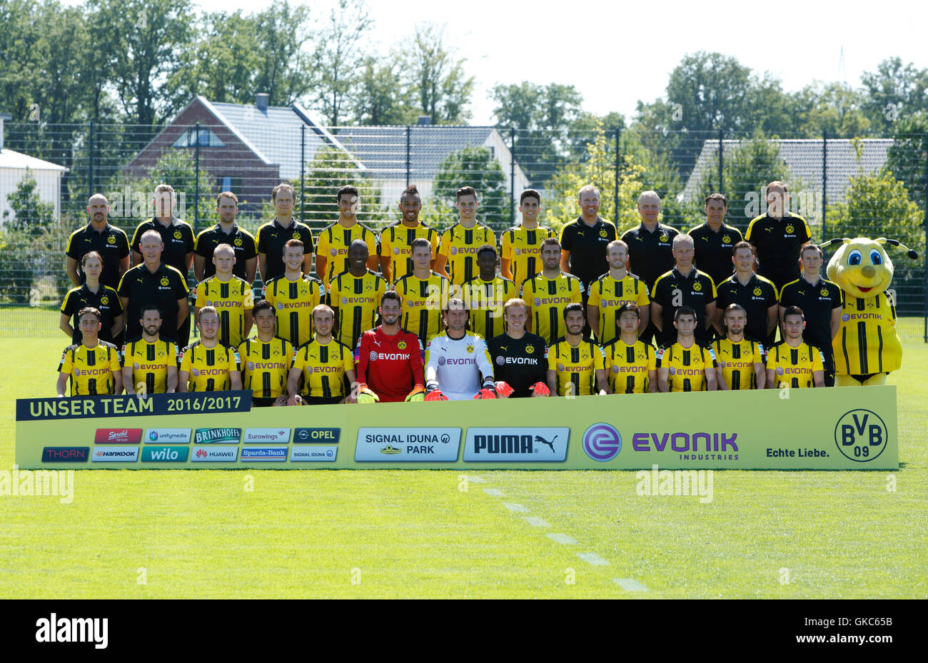 Calcio, Bundesliga, 2016/2017, team shot del Borussia Dortmund, fila1f.a. f.l.t.r. fisioterapista Thomas Zetzmann, fisioterapista Pietro Kuhnt, fisioterapista Thorben Voeste, team medico Dr Markus Braun, Mikel Merino, Pierre Emerick Aubameyang, Julian Weigl, Marc Bartra, video analista Benjamin Weber, goalkeeping coach Teddy de Beer, assistant coach Arno Michels, head coach Thomas Tuchel, fila2f.a. f.l.t.r. fisioterapista Swantje Thomssen, kitman Frank Graefen, Sebastian Rode, Marco Reus, Adrian Ramos, Lukasz Piszczek, Ousmane Dembele, Sokratis Papastathopoulos, Andre Schuerrle, atletica co Foto Stock