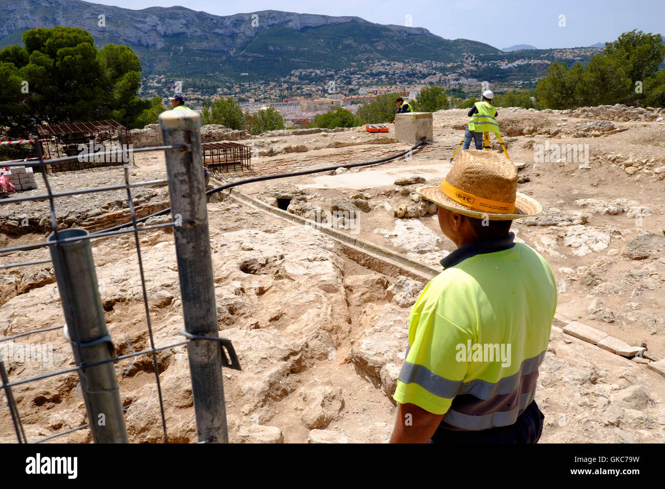 Lavoratori di scavo sul sito al castello di Denia Foto Stock