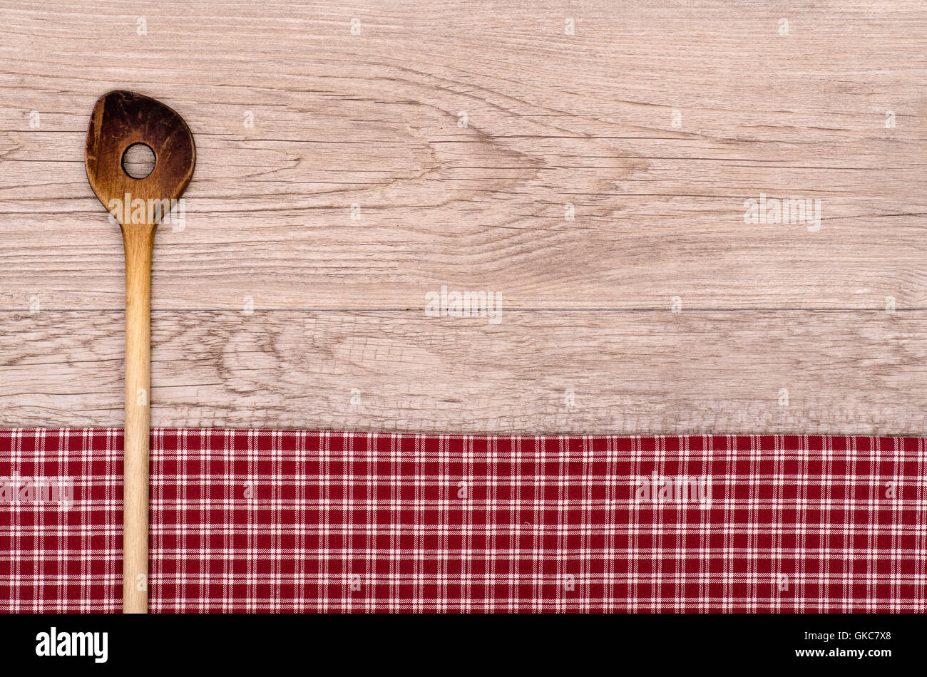 Età cucchiaio di legno su legno stagionato Foto Stock