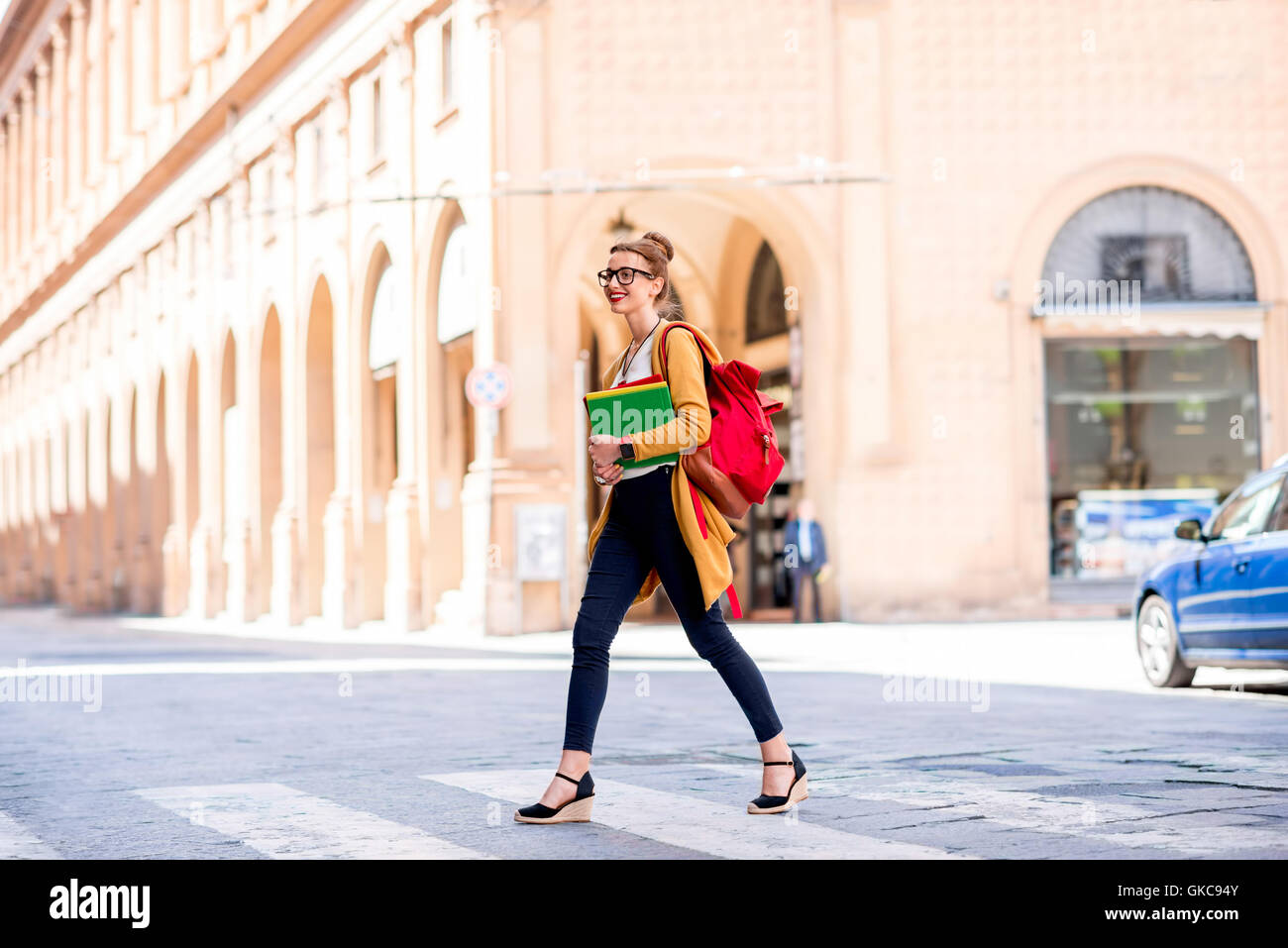 Studente di camminare sulla strada Foto Stock