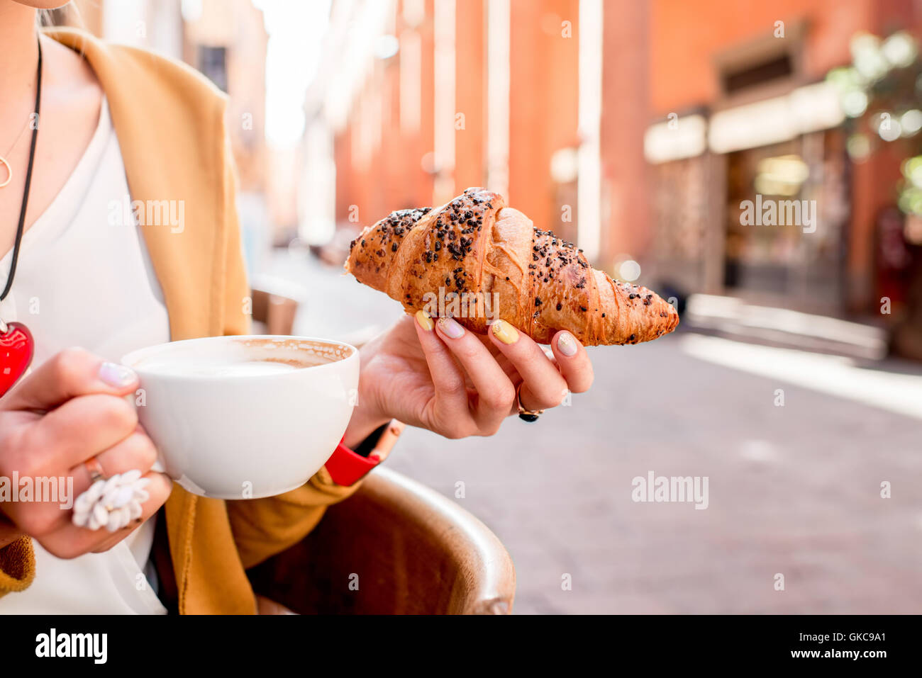 Donna con prima colazione italiana Foto Stock