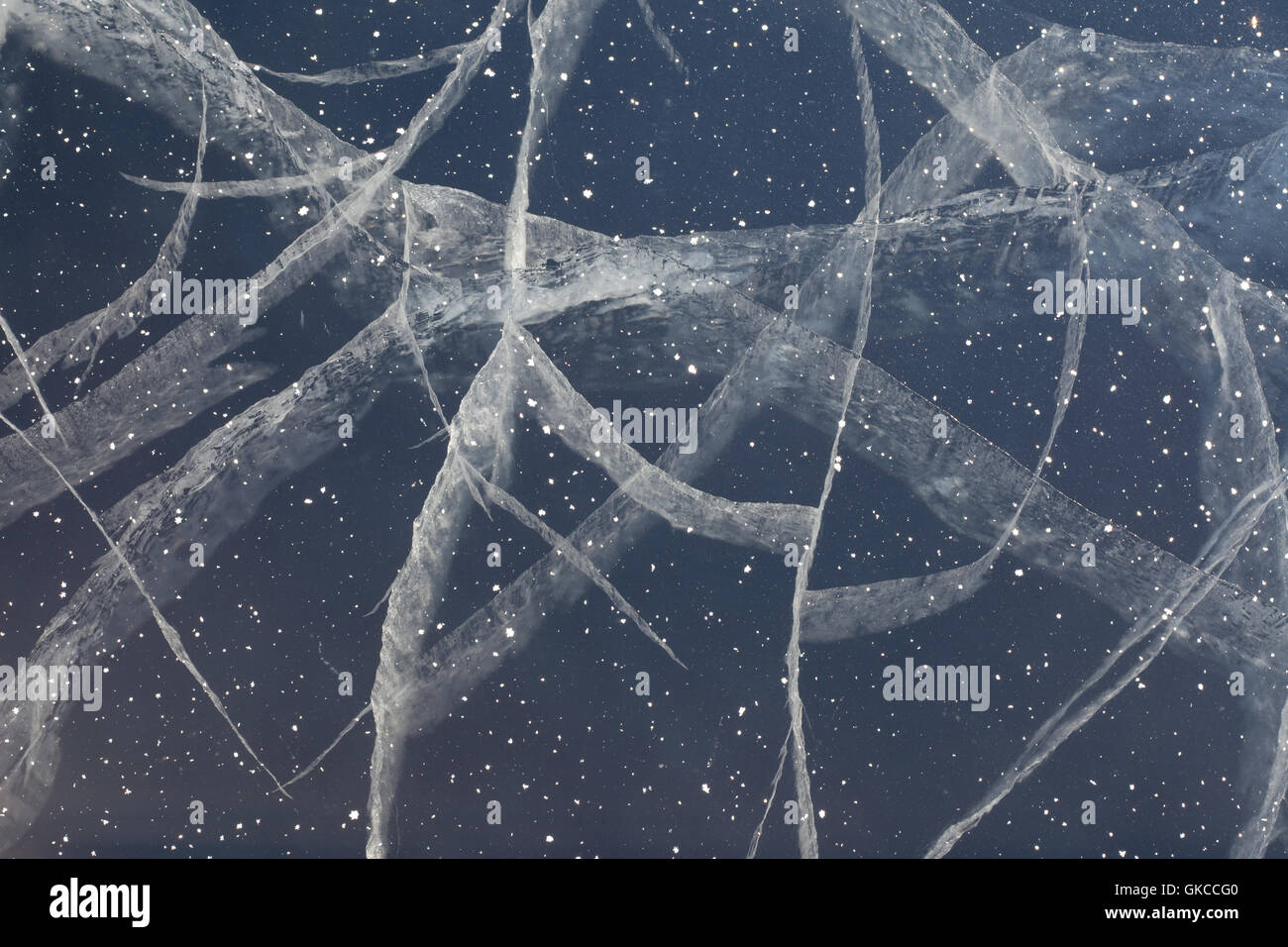 Spider Web di tensione crepe nello spesso strato di ghiaccio Foto Stock