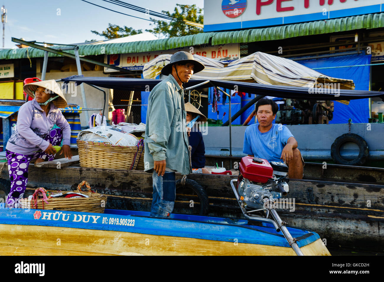 Soc trang, vietnam - nov 22, 2014: frutta e verdura venditore al nga nam mercato galleggiante di prima mattina Foto Stock