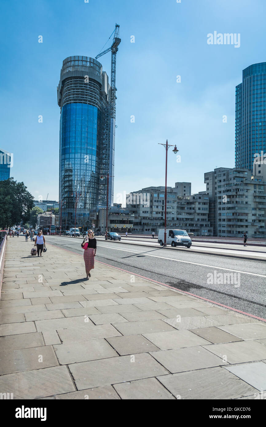Una donna si allontana da una Blackfriars su Blackfriars Bridge di Londra, Regno Unito Foto Stock