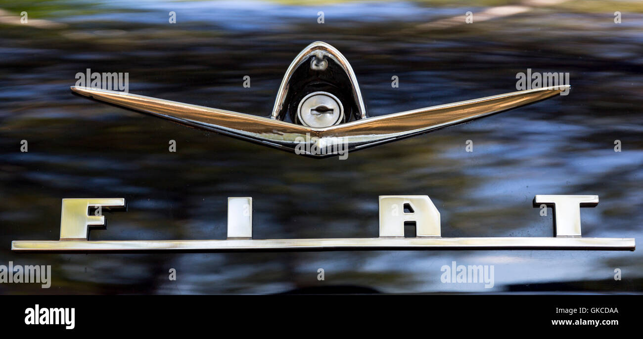 Sofia, Bulgaria - 14 agosto 2016: Retro FIAT Auto logo su un attique auto in auto retrò parade. Foto Stock