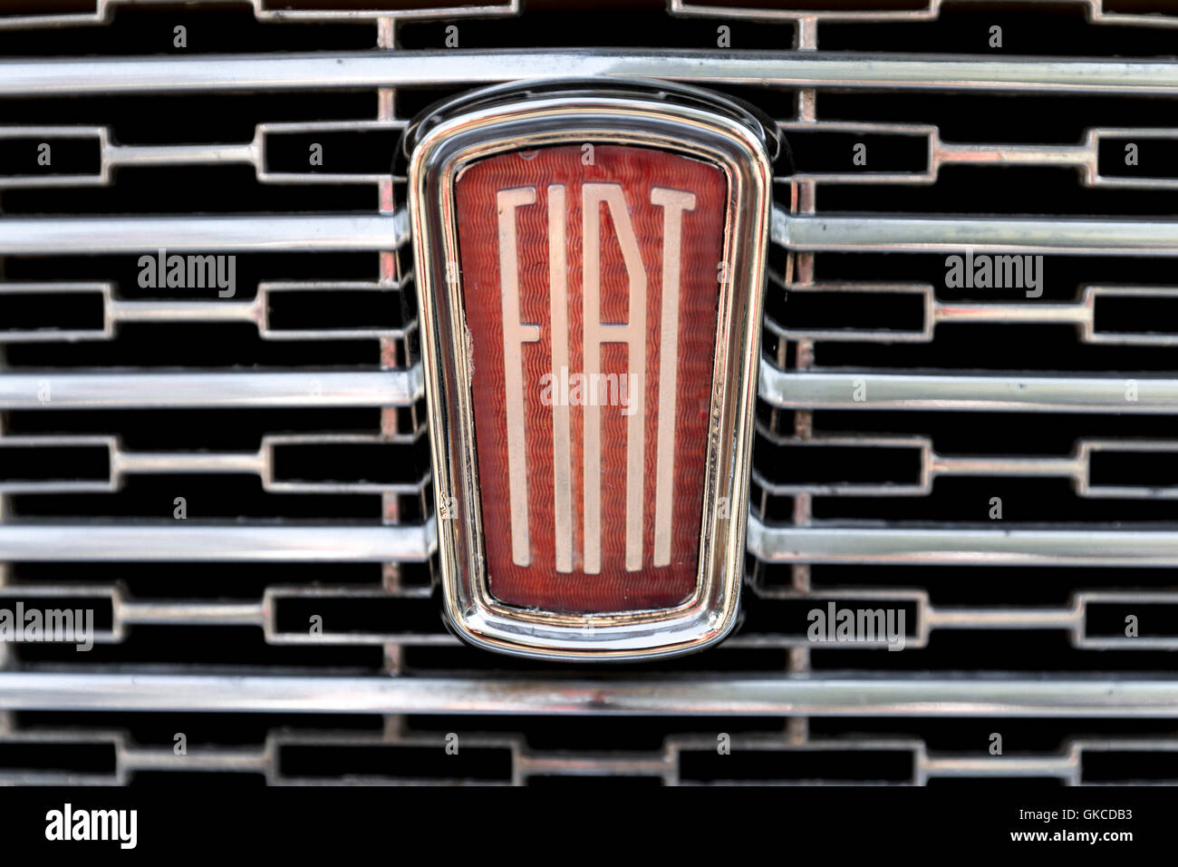 Sofia, Bulgaria - 14 agosto 2016: Retro FIAT Auto logo su un attique auto in auto retrò parade. Foto Stock