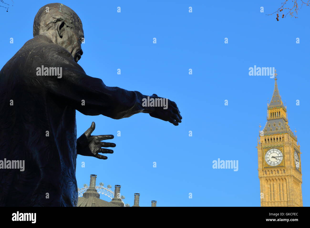 Nelson Mandela statua in piazza del Parlamento con il Big Ben in background, Londra, Gran Bretagna Foto Stock