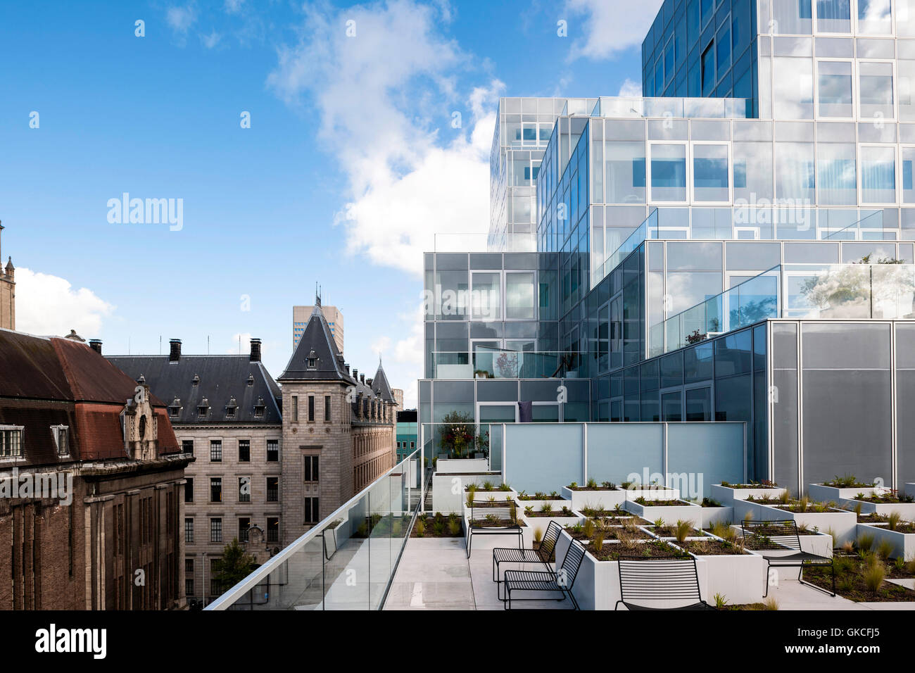 Vista di modulare di nuova costruzione come visto dalla terrazza, municipio sulla sinistra dell'immagine. Timmerhuis, Rotterdam, Paesi Bassi. Architetto: OMA Rem Koolhaas, 2015. Foto Stock