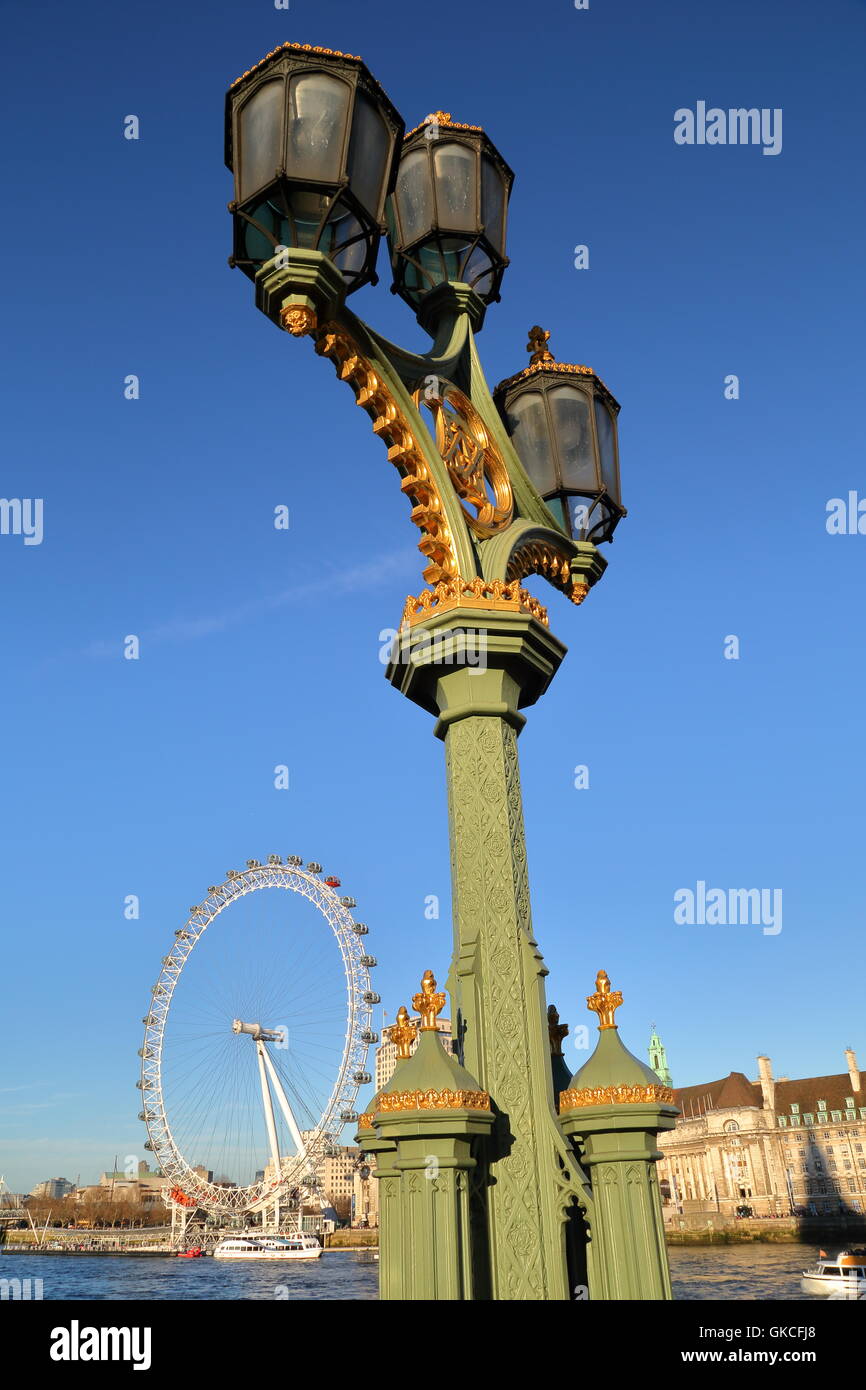Dettaglio di una lampada sul Westminster Bridge con il London Eye sullo sfondo, Londra, Gran Bretagna Foto Stock