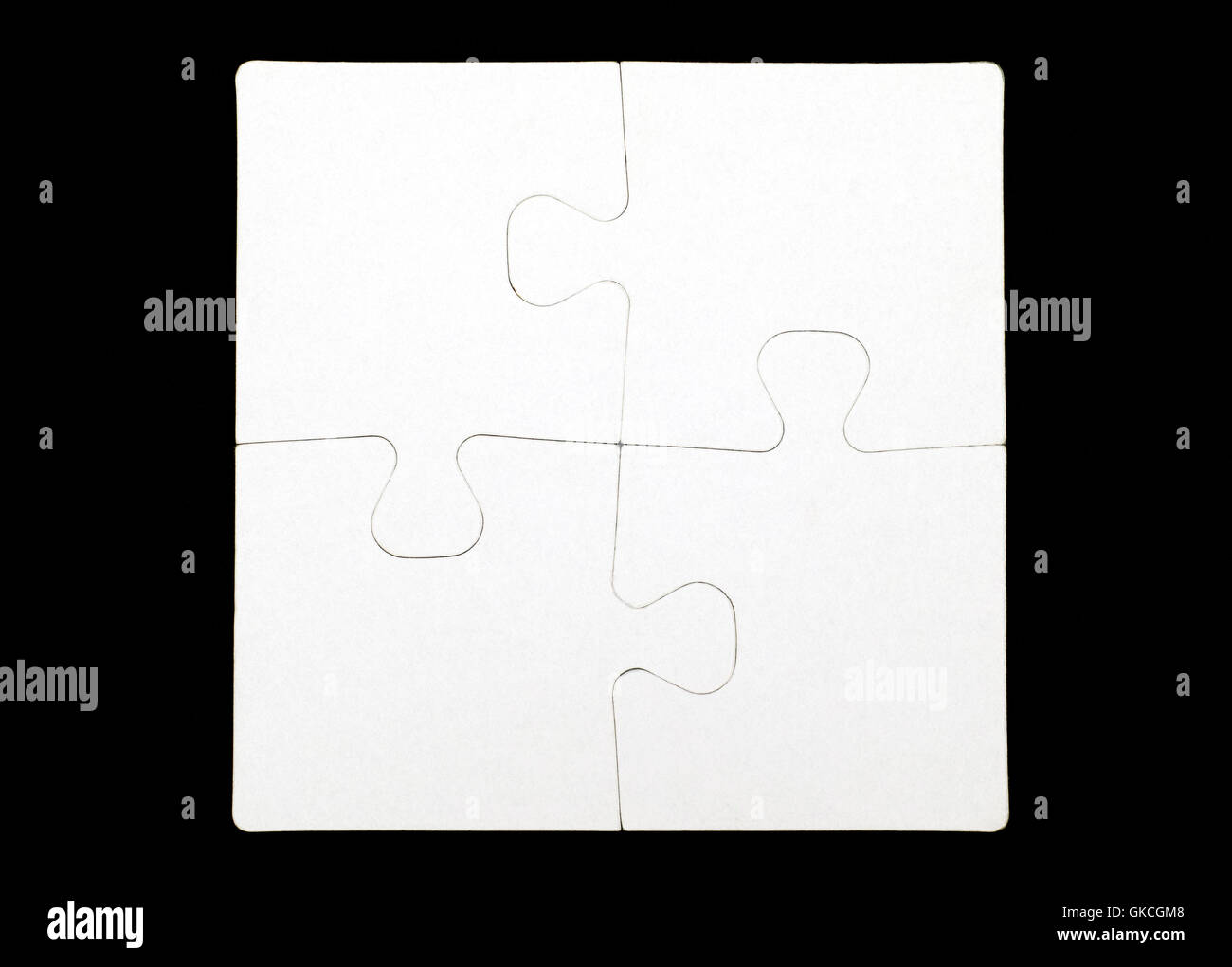 Quattro pezzi di un puzzle sono collegati insieme su sfondo nero Foto Stock