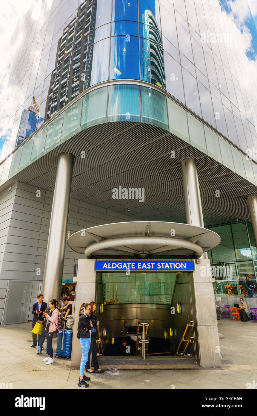 London, Regno Unito - 15 Giugno 2016: ingresso della stazione di Aldgate East di Londra con persone non identificate. Si tratta di un sotterraneo statio Foto Stock
