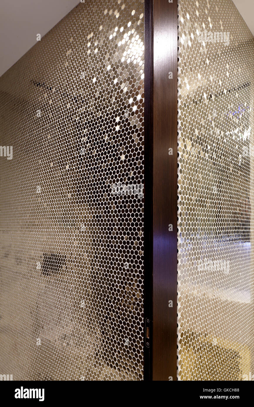 Dettaglio del mosaico in oro stile bagno piastrellato. 54 Brooks Mews, Londra, Regno Unito. Architetto: duro + Trevillion architetti, 2016. Foto Stock