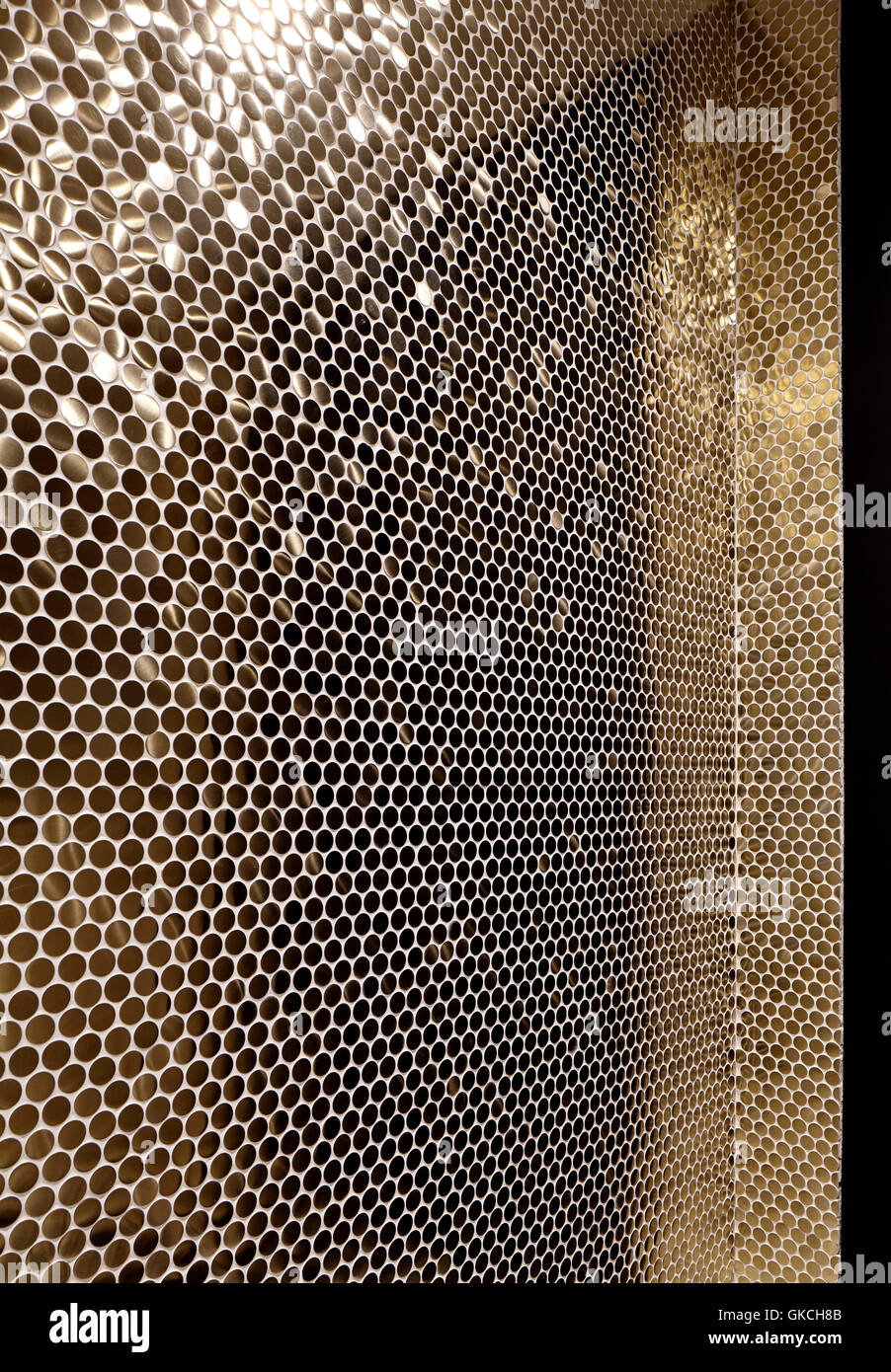 Dettaglio del mosaico in oro stile bagno piastrellato. 54 Brooks Mews, Londra, Regno Unito. Architetto: duro + Trevillion architetti, 2016. Foto Stock