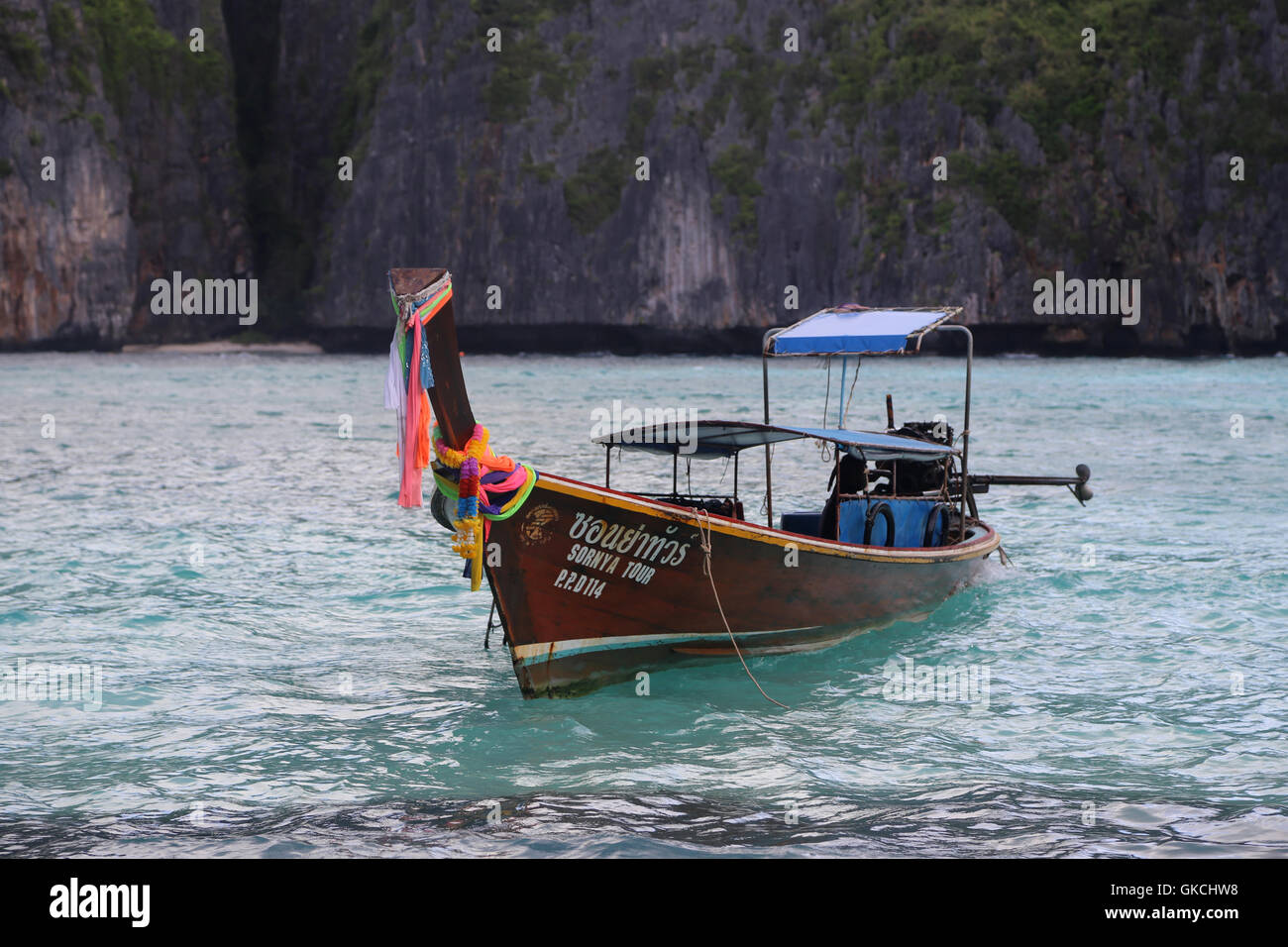 Una piccola barca che galleggia sul Maya Bay beach in la mattina presto, Ko Phi Phi,della Thailandia. Foto Stock