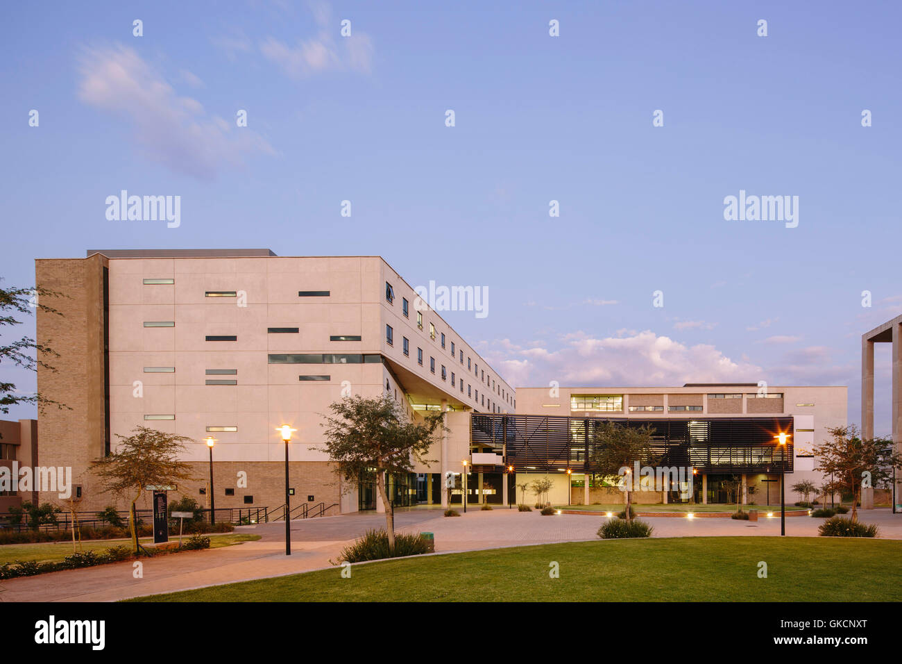 Principale vista esterna in serata. L ingegno Università blocchi di matematica, Johannesburg, Sud Africa. Architetto: MMA Design Studio, Savage + Dodd architetti, 2015. Foto Stock