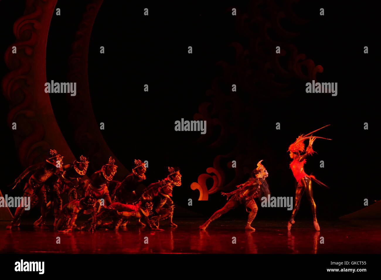 Manila, Filippine. 17 Ago, 2016. Ballet Filippine ravviva il racconto senza tempo di amore e di avventura ambientata a Igor Stravinsky's incantevole e innovativo partitura musicale. Il coreografo George Birkadze offre un nuovo approccio per il musical Firebird, reimagining russo racconto popolare in una impostazione di Filippino, con nuovi costumi da Mark Lewis Higgins. Sono anche presenti in questa produzione sono 'Nenelehdej' dal coreografo spagnolo David Campos, Dwight Rodrigazo's 'Spostamento due', e Carlo Pacis' award-winning 'trasloco attendere © George Buid/Pacific Press/Alamy Live News Foto Stock