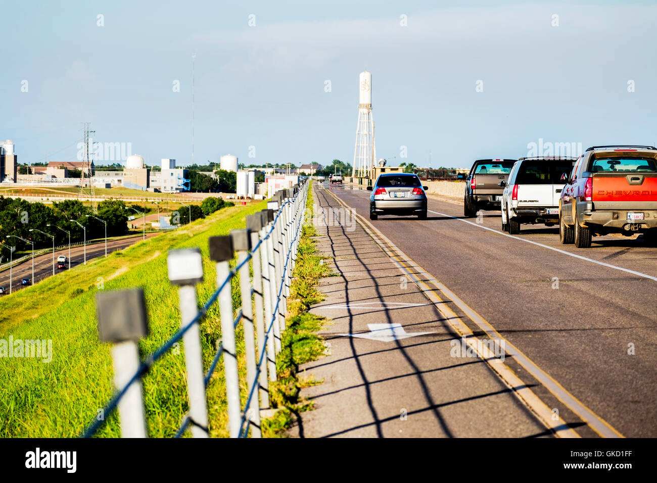 Una freccia dipinta segna la passeggiate a piedi e in bicicletta sulla corsia nord Lago Hefner guidare intorno a Hefner Lago in Oklahoma City, Stati Uniti d'America. Foto Stock