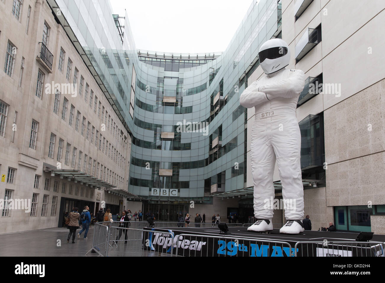 Statua gigante di The Stig sorge nella piazza della BBC studios per promuovere la marcia superiore a partire dal 29 maggio con: gigantesca statua di The Stig dove: Londra, Regno Unito quando: 18 Maggio 2016 Foto Stock