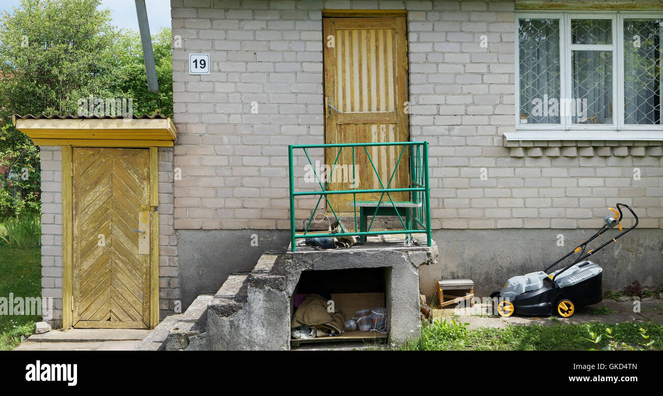 VILNIUS, Lituania - 10 luglio 2016: facciata dei semplici mattoni casa numero 19 nel giardino associazione su Kalorijos Street 4. Foto Stock