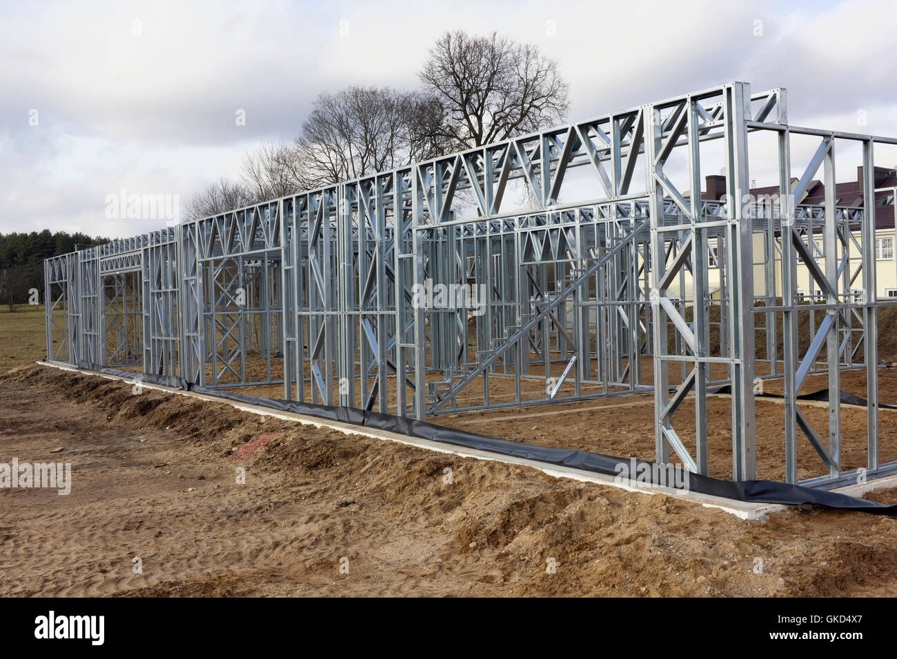 Nei pressi del villaggio la nuova produzione di massa il garage è in costruzione. Le moderne tecnologie e metallo zincato pergola prof Foto Stock