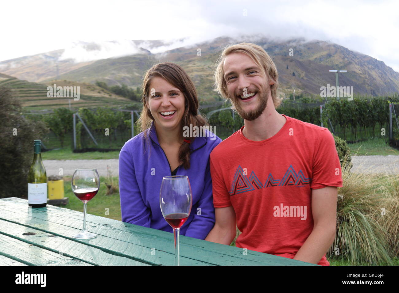 Selettori di uva godendo il loro dopo il lavoro del vino a Felton Strada Vini, Bannockburn di Central Otago, Nuova Zelanda Foto Stock