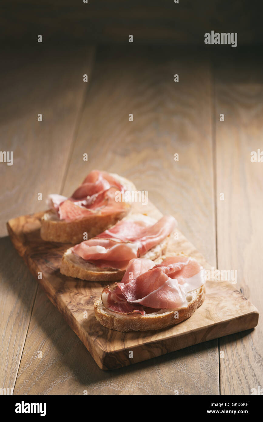 Semplice ciabatta fette di speck con prosciutto Foto Stock