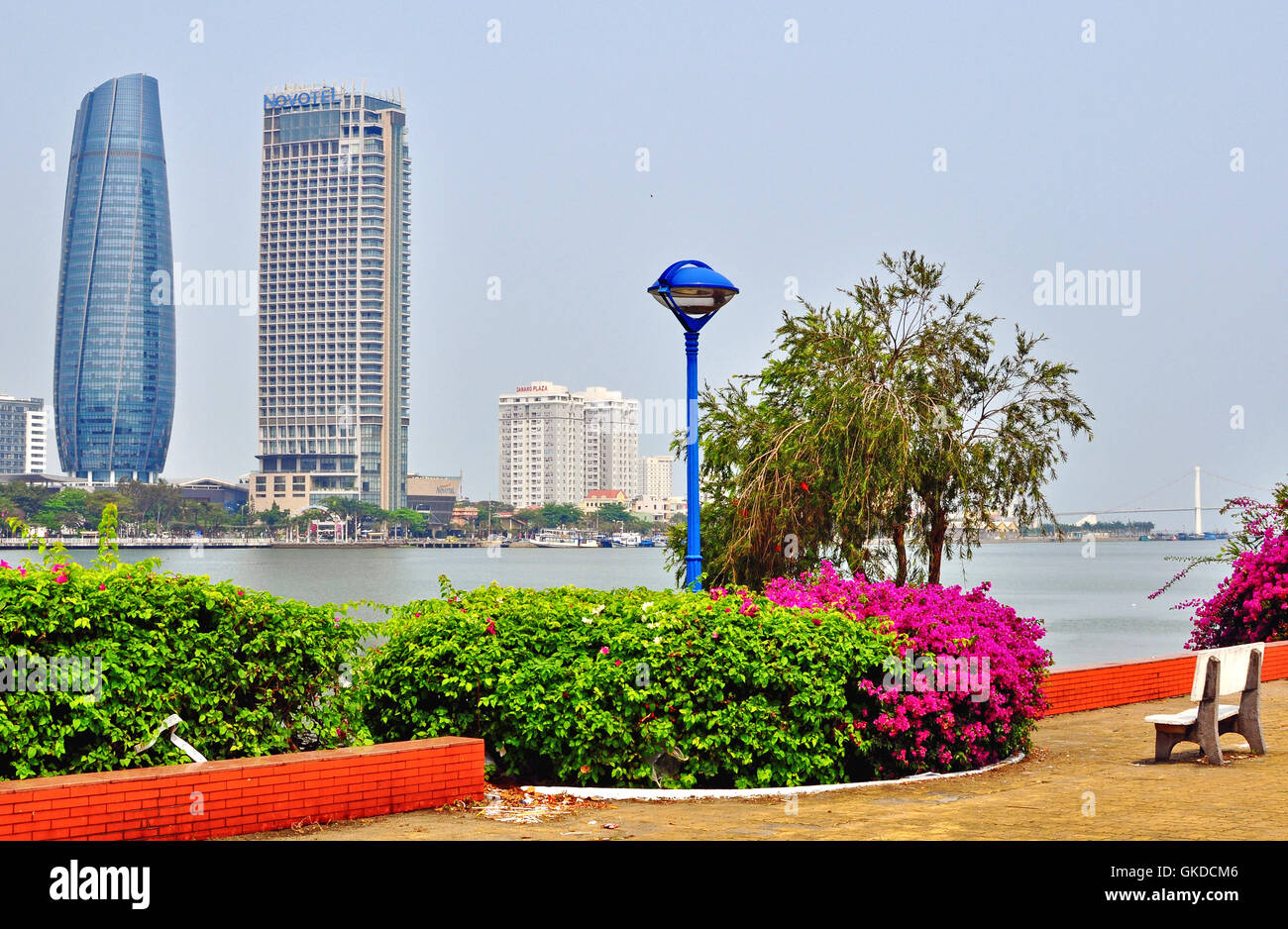 DA NANG, VIETNAM - MARZO 19: Panorama di Da Nang skyline della città il 19 marzo 2015. Da Nang è la terza città più grande del Vietnam. Foto Stock