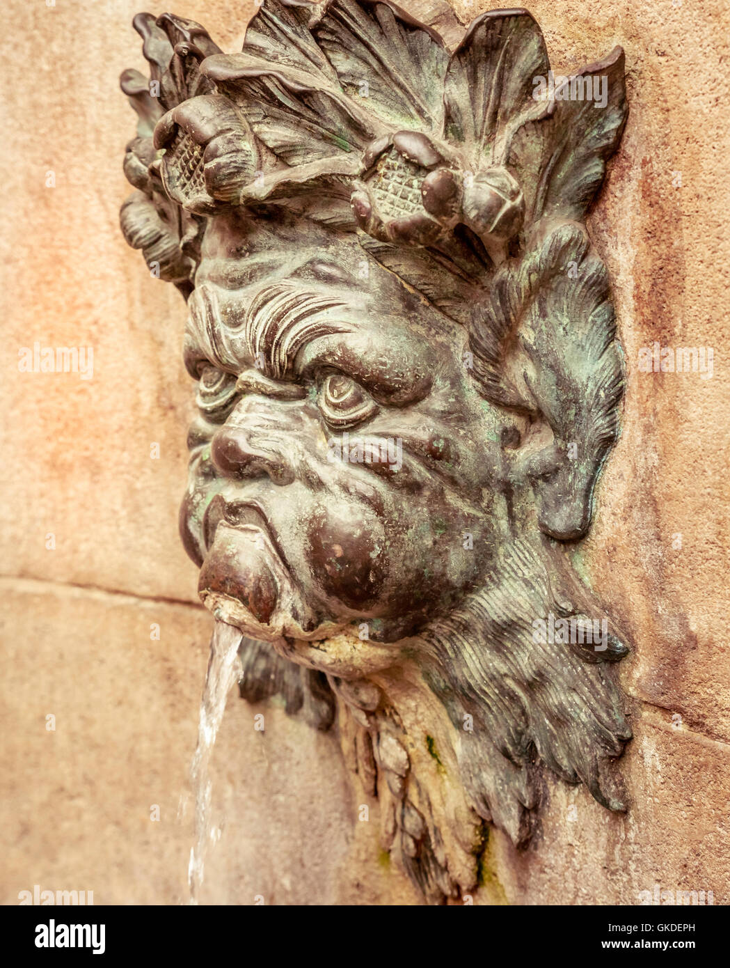 Faccia gotica Gargoyle - trombe di gargoyle medievale su una parete esterna Foto Stock