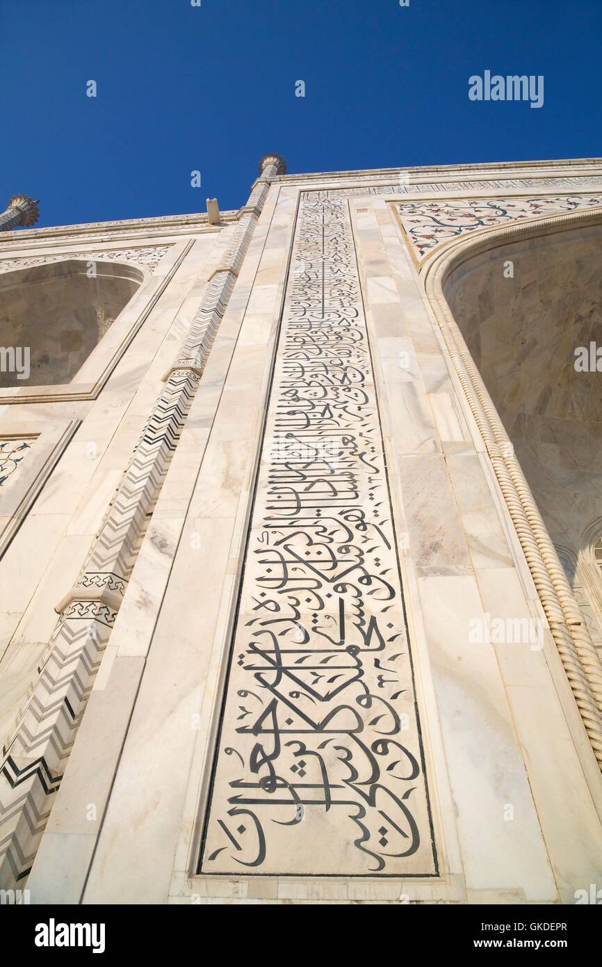 Dettaglio del Taj Mahal Mausoleo, la calligrafia di insegnamenti del Corano in arabo la scrittura su pishtaq arch, patrimonio mondiale dell UNESCO Foto Stock