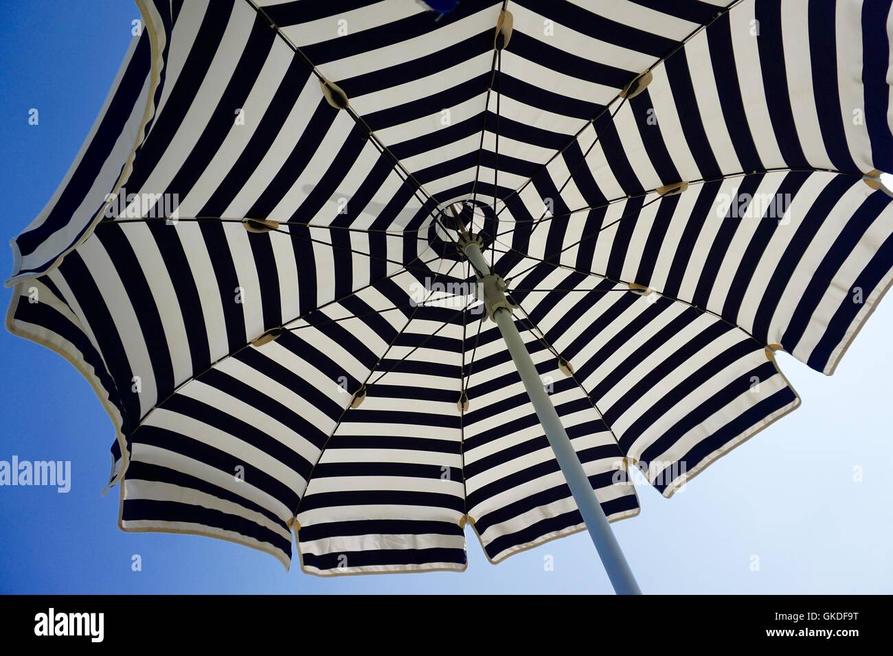 Ombrellone con il blu del cielo. Formato orizzontale. Foto Stock