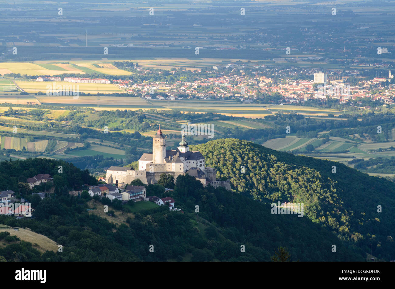 Forchtenstein: vista da Rosalie Cappella presso il castello di Forchtenstein e Mattersburg, Austria, Burgenland, Foto Stock