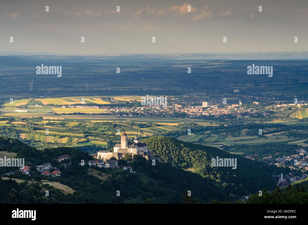 Forchtenstein: vista da Rosalie Cappella presso il castello di Forchtenstein e il lago di Neusiedl, Austria, Burgenland, Foto Stock