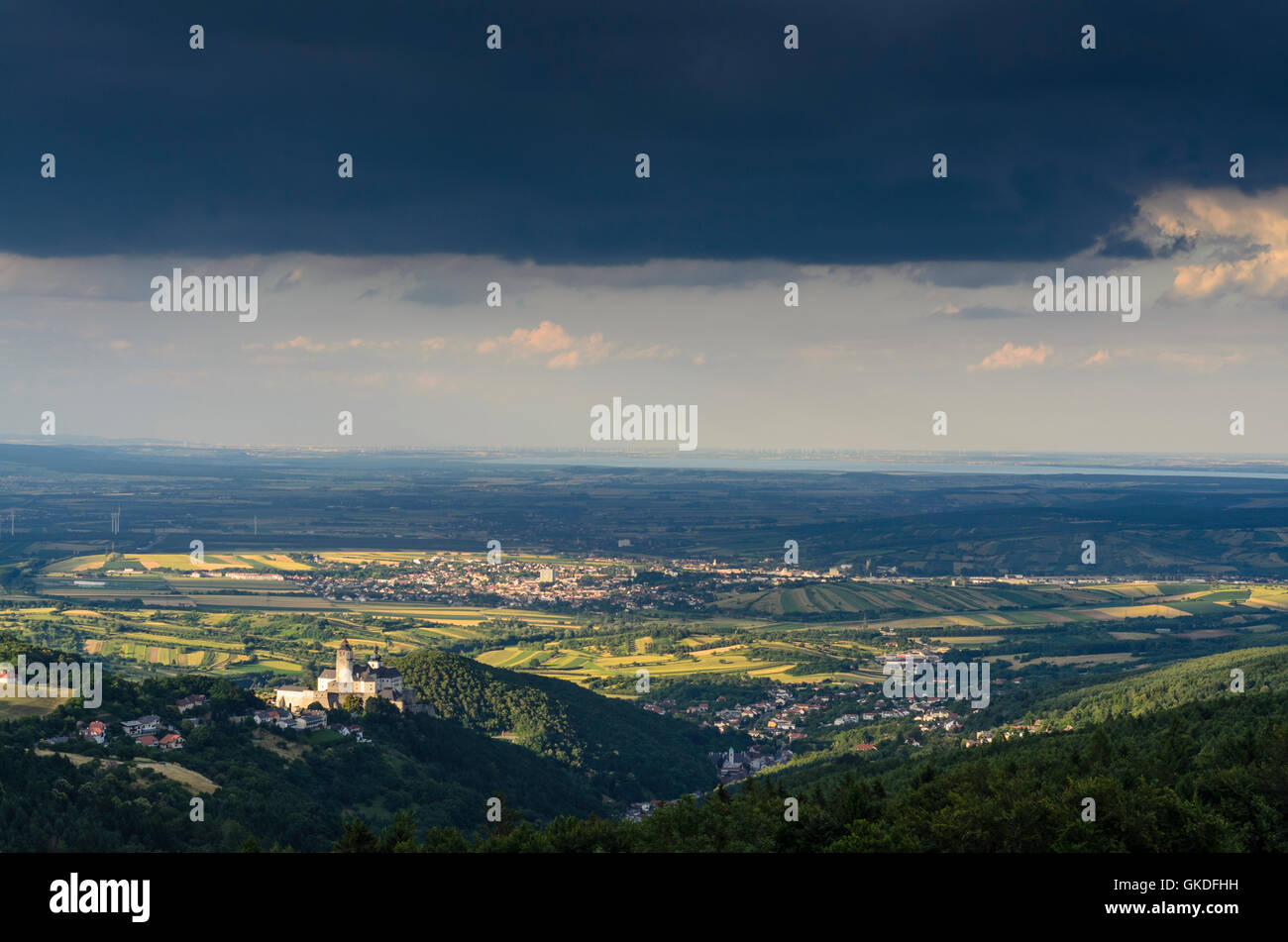 Forchtenstein: vista da Rosalie Cappella presso il castello di Forchtenstein e il lago di Neusiedl, Austria, Burgenland, Foto Stock