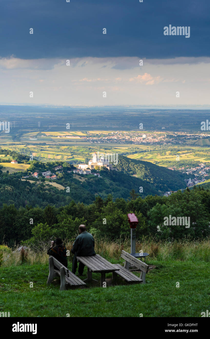 Forchtenstein: vista da Rosalie Cappella presso il castello di Forchtenstein e il lago di Neusiedl, Austria, Burgenland, Foto Stock