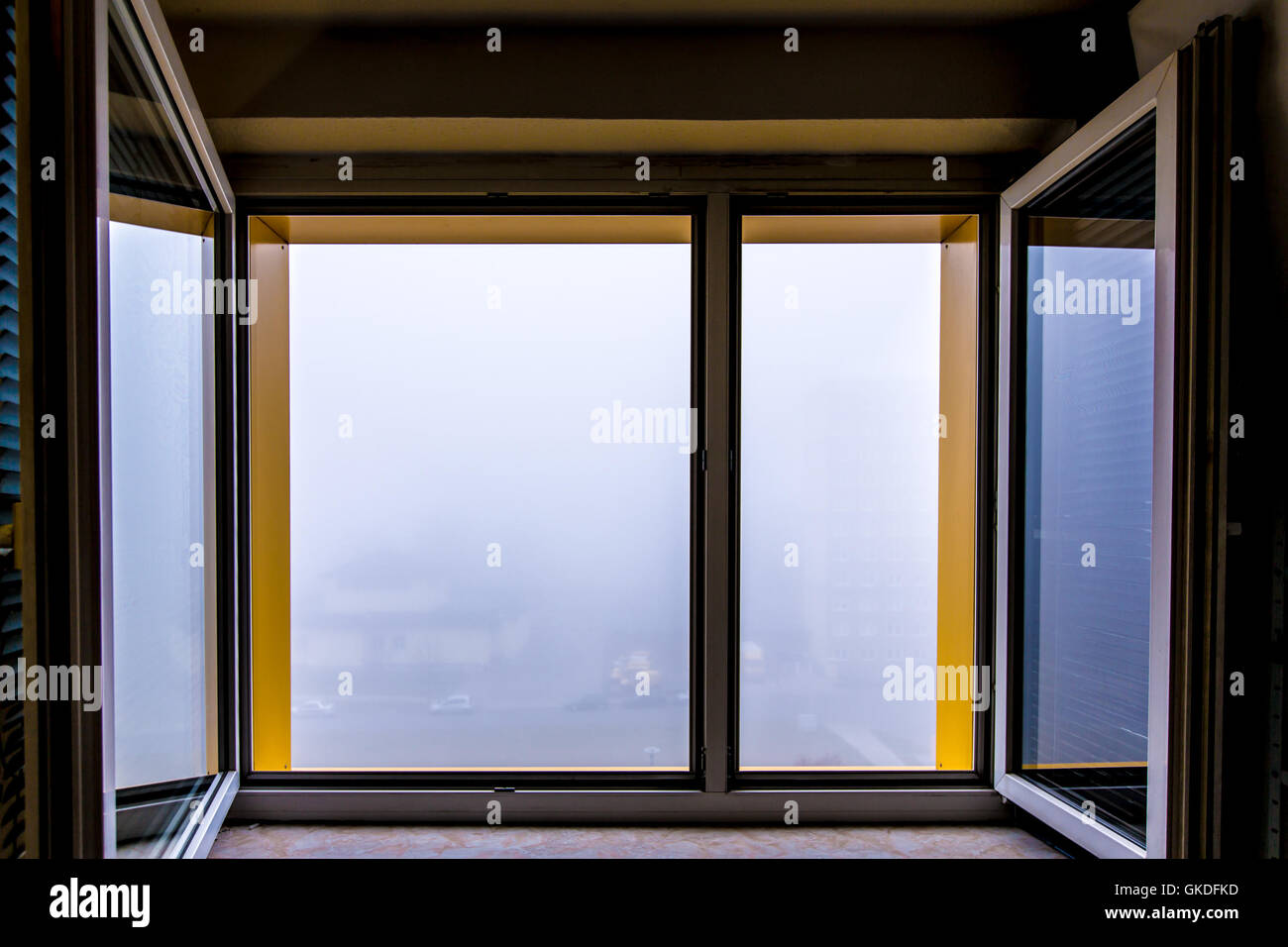 La nebbia al di fuori della finestra Foto Stock