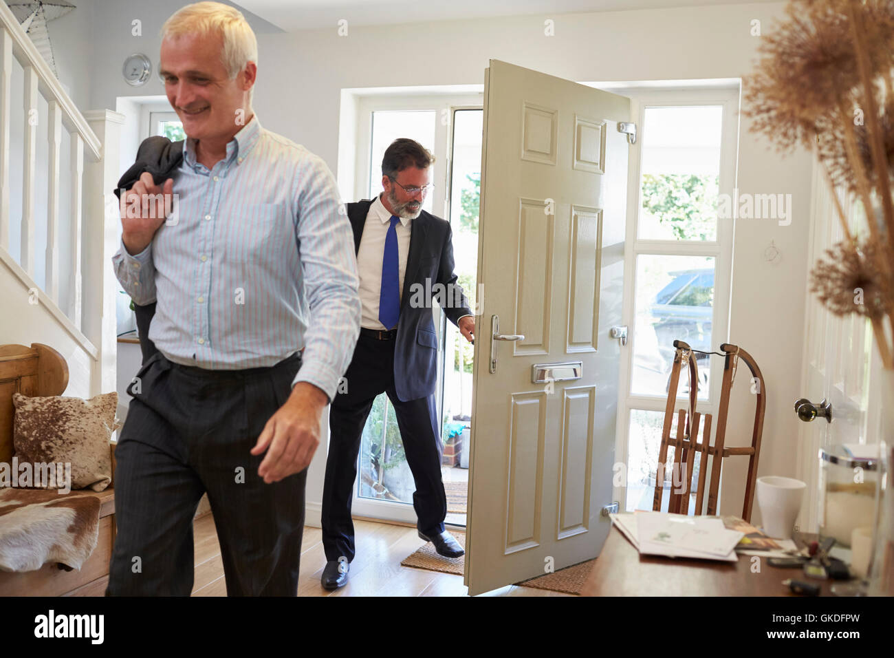 Due ragazze su un pneumatico swing guardando ogni altro ravvicinato Foto Stock