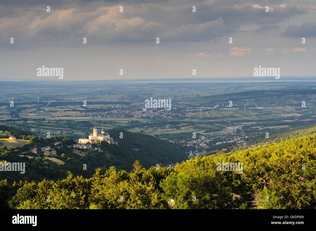 Forchtenstein: vista da Rosalie Cappella presso il castello di Forchtenstein e il lago di Neusiedl, Austria, Burgenland, Foto Stock