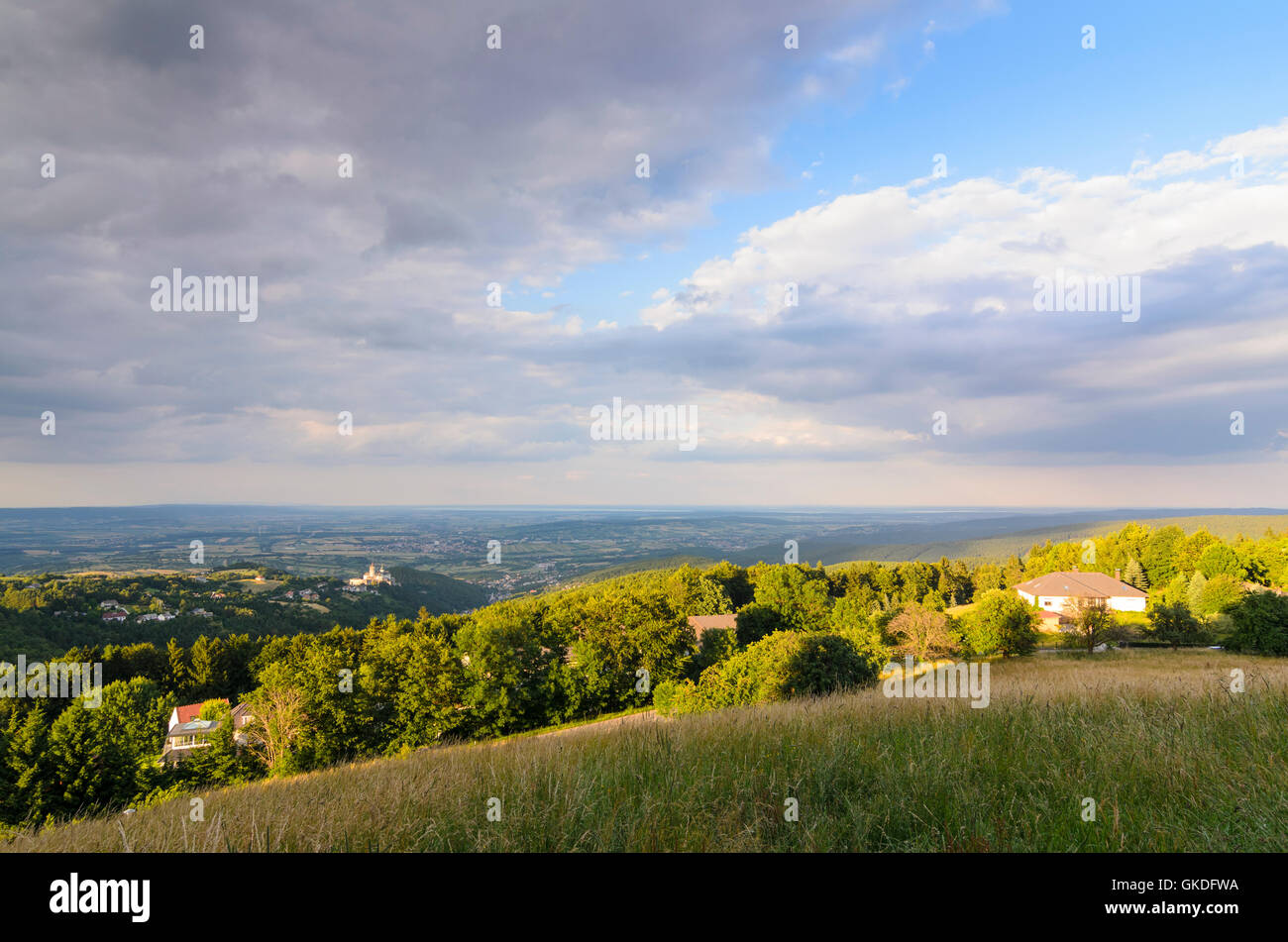 Forchtenstein: vista da Rosalie Cappella presso il castello di Forchtenstein e il lago di Neusiedl, Austria, Burgenland, Foto Stock